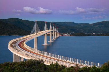 Peljesac Köprüsü, Hırvatistan. Hırvatistan 'ın Dubrovnik-Neretva İlçesi' nde güneş doğarken deniz üzerindeki Peljesac Köprüsü 'nün çok açıklıklı güzel bir görüntüsü.