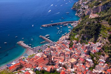 Amalfi, İtalya. İtalya 'nın Amalfi Sahili' nde güneşli bir yaz gününde bulunan ünlü Amalfi kentinin hava manzarası.