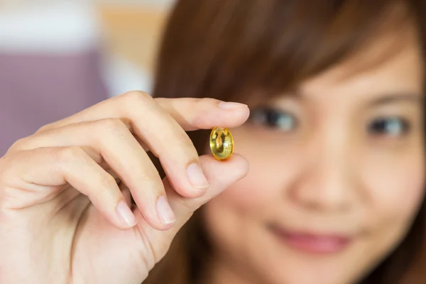 Women show the pill for healthy in horizontal — Stock Photo, Image