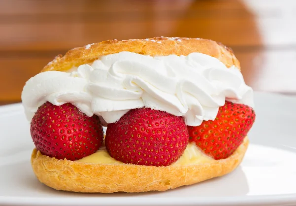 Strawberry cream with bread closeup — Stock Photo, Image