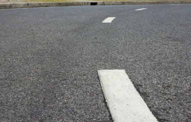 tatlı beyaz eğri çizgi üzerinde strret