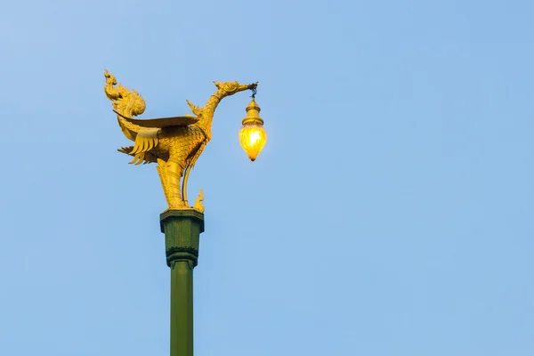 Côté vue cygne style thaïlandais pilier de lampadaire — Photo