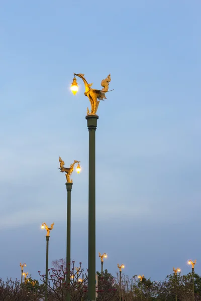 Perspective du pilier de lampadaire de style thaï indigène cygne — Photo