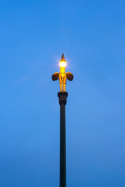 Pilar de lámpara de calle estilo cisne tailandés —  Fotos de Stock