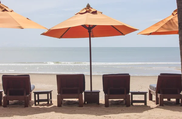 Sillas de playa con sombrilla frente al mar —  Fotos de Stock