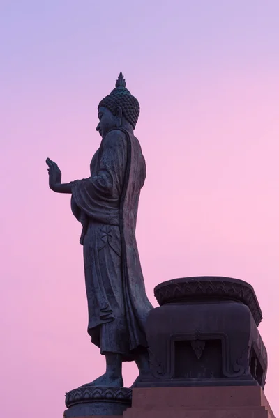 Big Buddhastatyn gå på twilight sky — Stockfoto