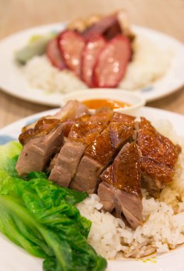 Kızarmış ördek pirinç ve sos ile