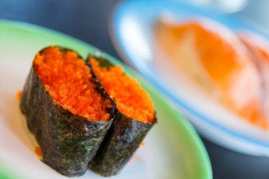 suşi karides yumurta ile Somon suşi arka plan