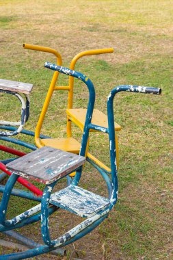 çocukların atlıkarınca bahçesi içinde koltuk