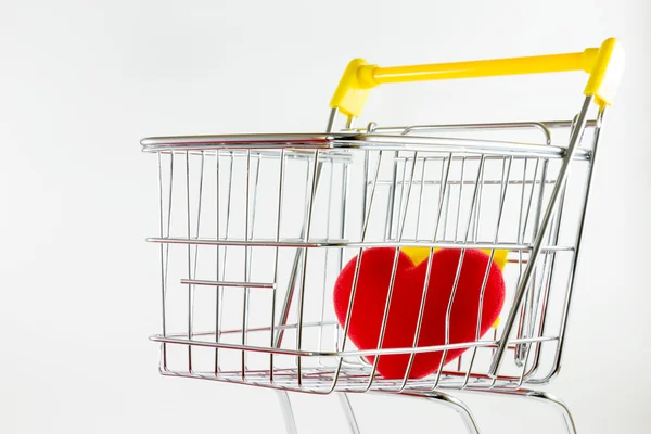 Alışveriş sepeti içinde bir kırmızı kalp — Stok fotoğraf