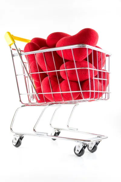 Alışveriş sepeti ve birçok kırmızı Kalpler — Stok fotoğraf