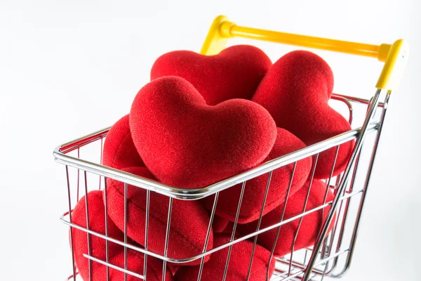 Närbild många röda hjärtan i shopping cart — Stockfoto