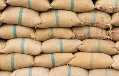 satırda birçok pirinç çuvalları