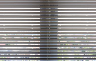 tam çerçeve küçük açık jaluzi perde görüş