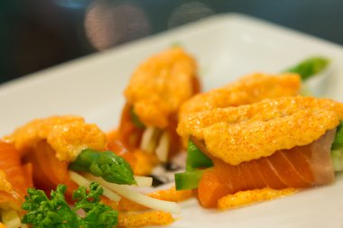 Somon yumurta karides soslu tatlı ile