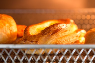 tatlı ekmek fırın içinde tepsi