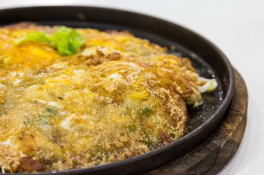 sıcak tabakta un ve yumurta ile kızarmış istiridye