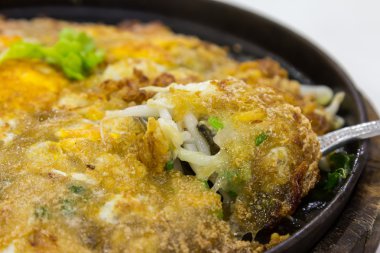 Kızarmış istiridye yumurta ve sıcak plaka üzerinde Kepçe