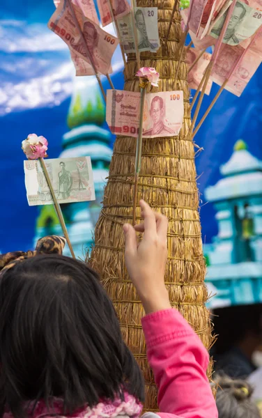 Leute stecken thailändische Banknote in Make Meriten — Stockfoto