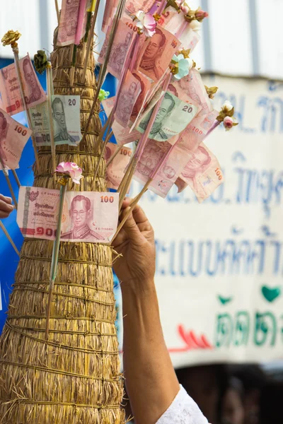 手把泰国的钞做功德 — 图库照片