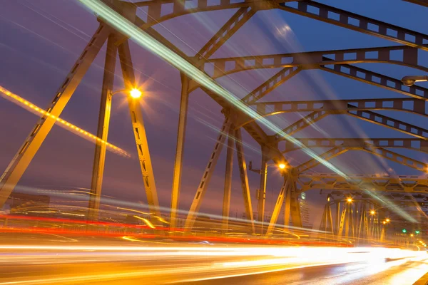 Movimento notturno sul ponte urbano — Foto Stock