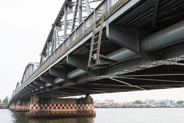 Brug over de rivier vooruitzichten — Stockfoto