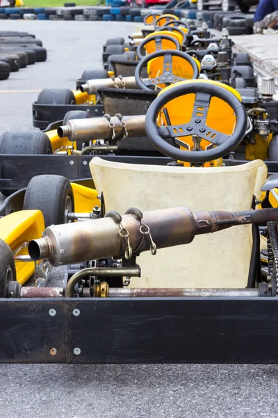 Gele go-kart in rij — Stockfoto