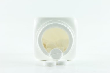 şişeden dökülüp beyaz hap