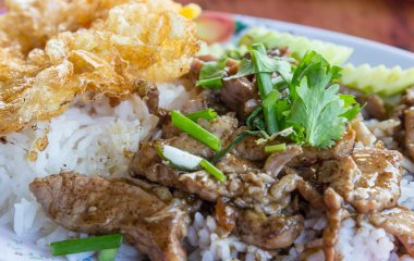 sarımsak ve pirinç yumurta kızarmış domuz eti