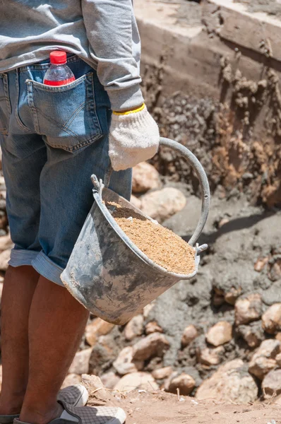 Arbeid voeren zand in stortbak voor bouw — Stockfoto