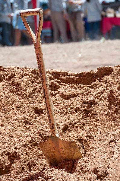 Лопата на песке крупным планом — стоковое фото