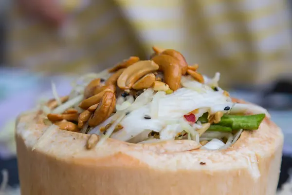 Ensalada de papaya verde decorar en estilo coco —  Fotos de Stock