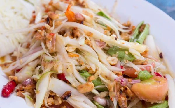 Papaja salade op plaat van Thais eten — Stockfoto