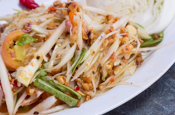 Ensalada de papaya en el plato de comida tailandesa — Foto de Stock