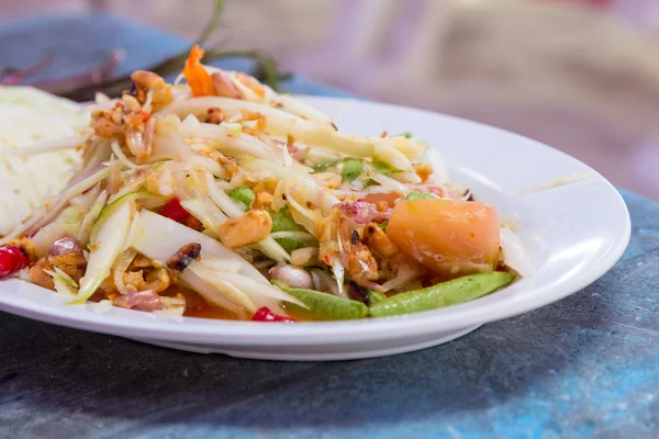 Papaja salade op tafel van Thais eten — Stockfoto