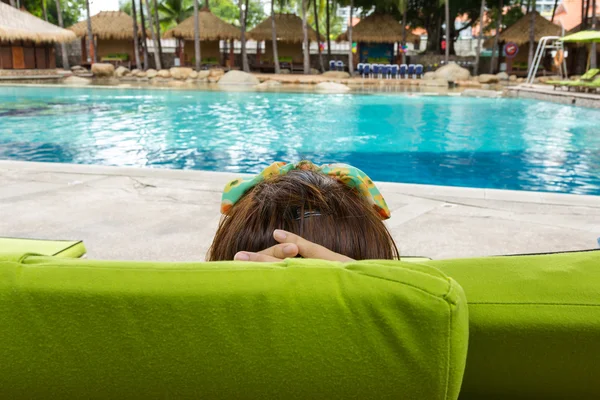 kadın havuz dinlendirici