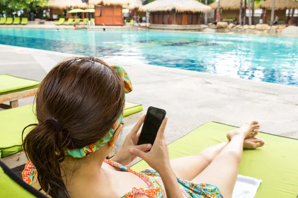 Kadınlar mobil üzerinde havuz rahatlatıcı ile oynamak