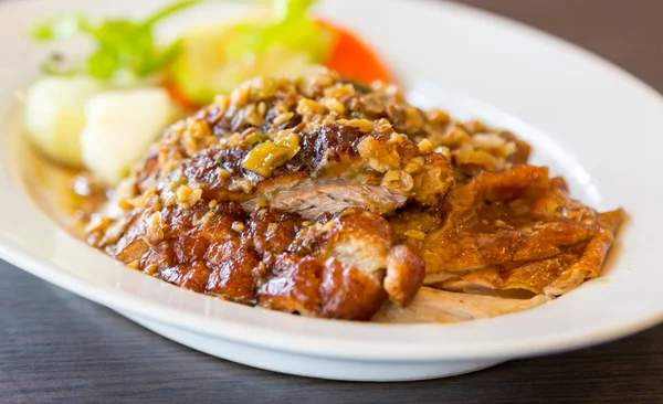 Pato asado con salsa en el plato — Foto de Stock