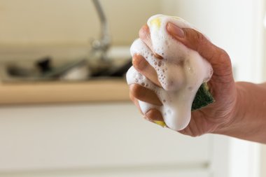 sıkmak el ve mutfak eşyaları arka planda temiz sünger
