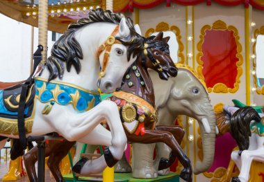 merry go karnavalda yuvarlak hayvan koltuk