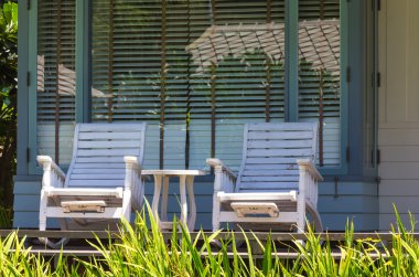 verandada sallanan sandalye ile