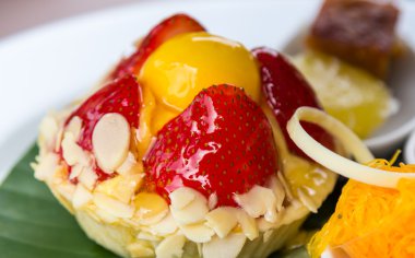 badem plaka ile çilekli tart