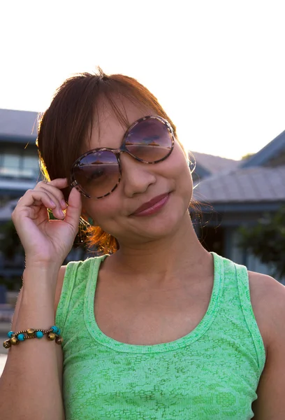 Ritratto donna con occhiali da sole alla luce del bordo — Foto Stock