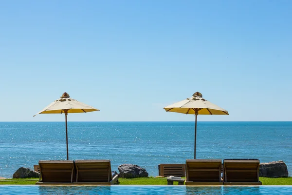 Dos sillas de playa en vista al mar en el cielo azul — Foto de Stock