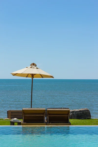 Una silla de playa con vista al mar en el cielo azul —  Fotos de Stock