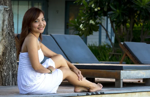 Asiática mujer retrato relajarse sentado en el jardín —  Fotos de Stock