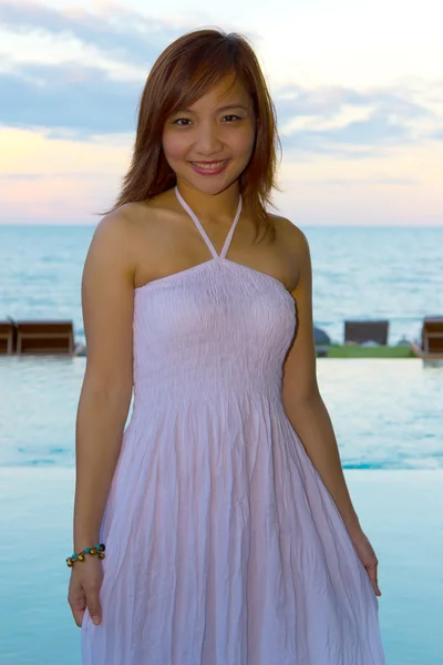 Portrait femme en robe blanche fond vue sur la mer — Photo