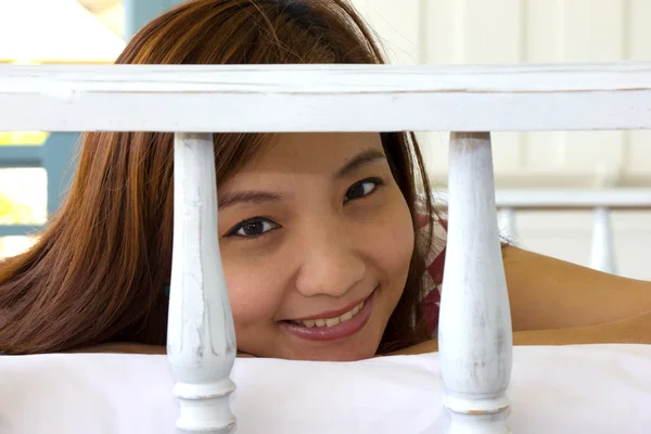 Primer plano felicidad cara de la mujer en el sofá cama en el balcón —  Fotos de Stock