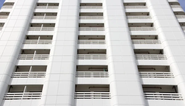 Patrón de muchos balcón blanco de un edificio moderno —  Fotos de Stock