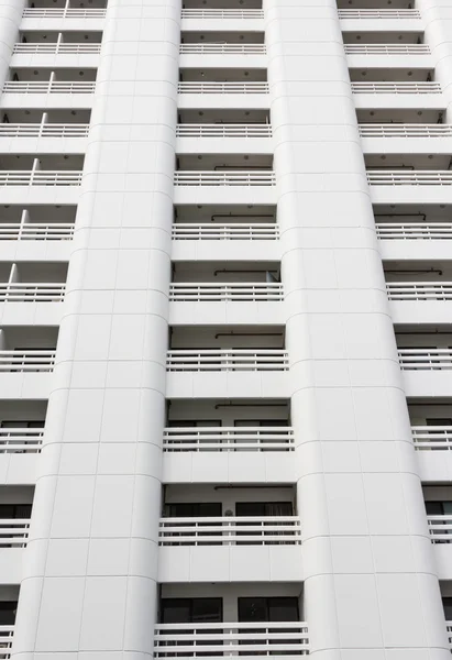 近代的な建物の多くの白いバルコニーの垂直 — ストック写真